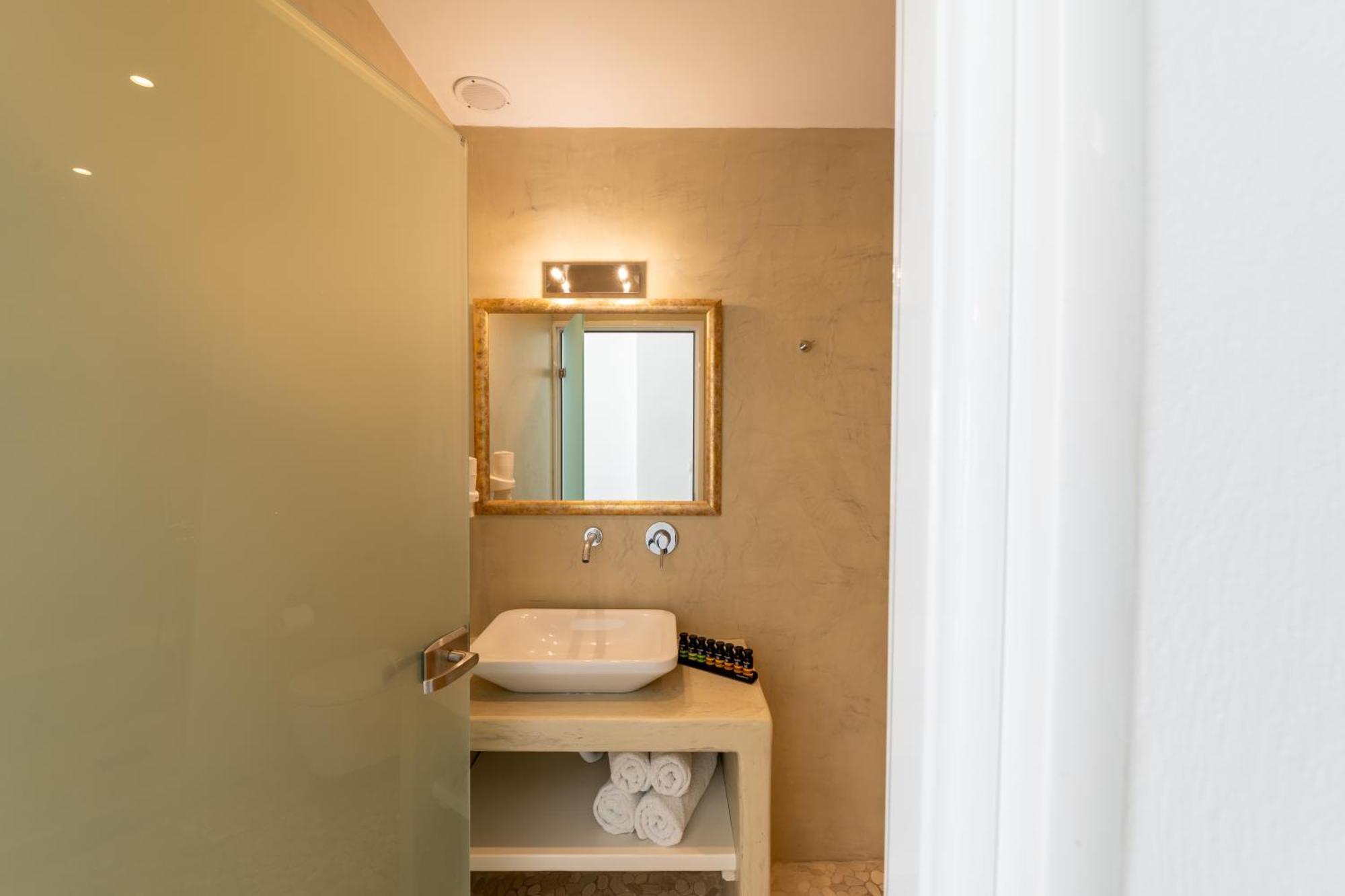 Enalion White Apartmán Oía